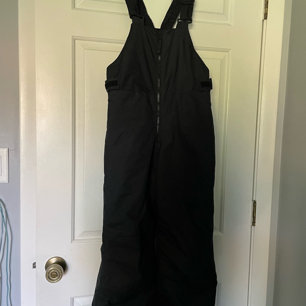 Ski/snowboard jacket and overall. Size 10-12 years old. Used only a few times.